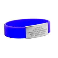 Placa de identificación SAFETY ID en pulsera de silicón azul.