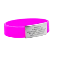 Placa de identificación SAFETY ID en pulsera de silicón rosa.